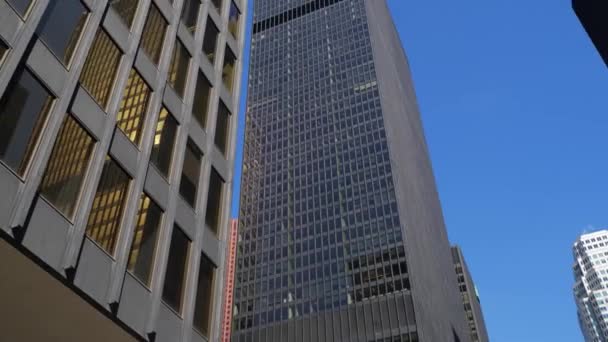 Şehir Merkezi Ofis Binaları Mimarlık Gündüz Alttan Görünüm — Stok video