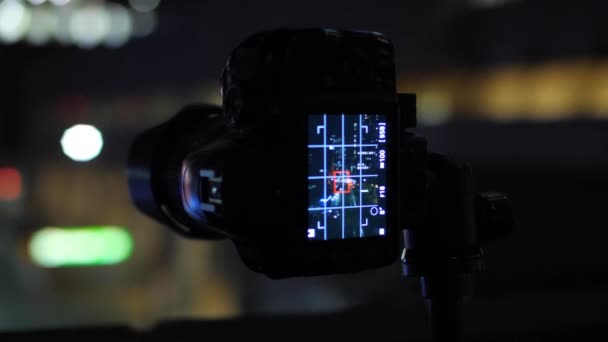 Fotograf Tar Bilden Med Dslr Kameran Stativ Med Vackra Bokeh — Stockvideo