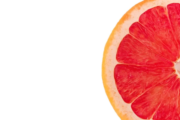 Грапфрутовый ломтик на белом изолированном фоне — стоковое фото