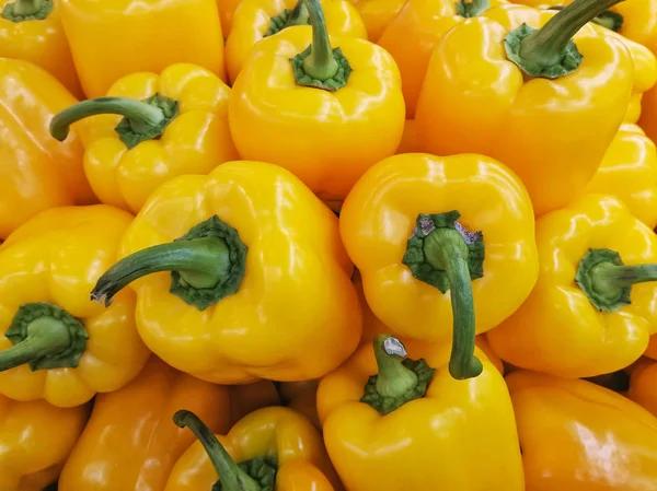 Спелые желтые сладкие болгарские перцы для салата — стоковое фото