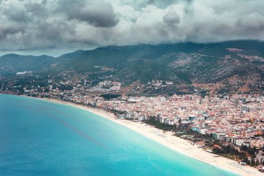 Kleopatra beach Alanya, Toukey görüntüleyin. Akdeniz ve dağlar ve bulutlar tarafından çevrelenmiş eski şehir