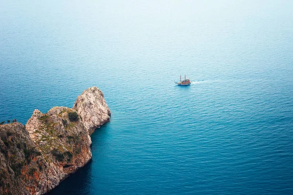 View on Mediterranean sea, Island and small ship in Alanya, Toukey. — Stock Photo, Image