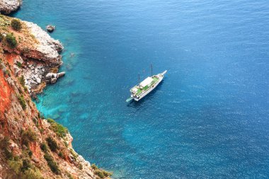 Ada ve Alanya'da, Toukey gemi deniz üzerinde göster. 
