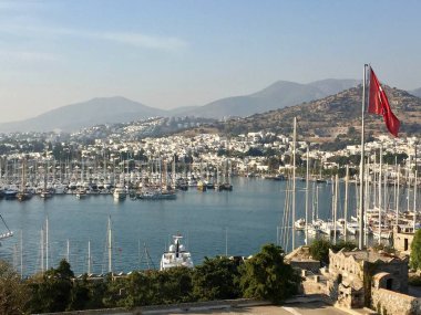 Deniz, yatlar ve dağlar 