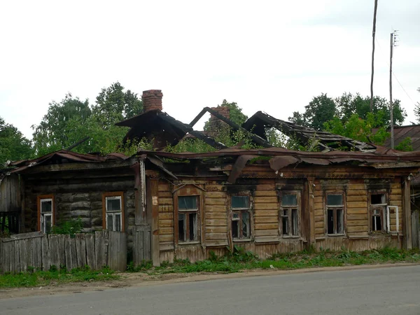 ロシアの村の台無しハウス — ストック写真
