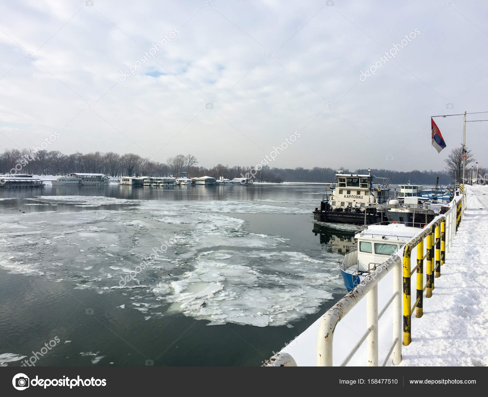 Пароход на ледяные реки — стоковое фото