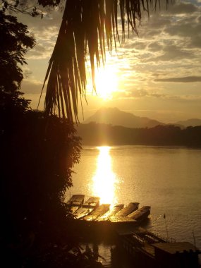 Mekong gemilerde üzerinden günbatımı