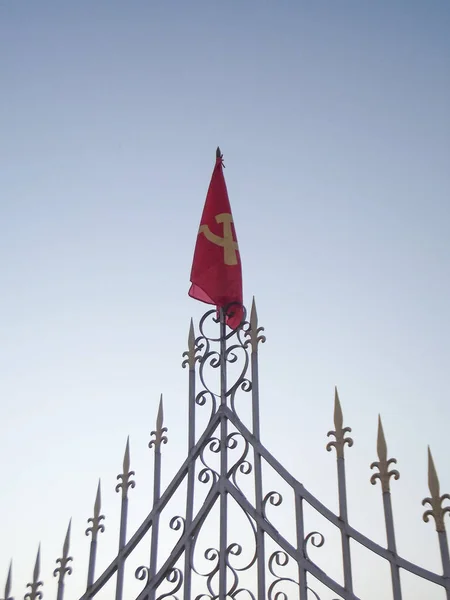 Communistische vlag op een hek — Stockfoto