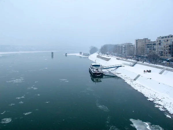Bateau à vapeur sur la rivière glacée — Photo