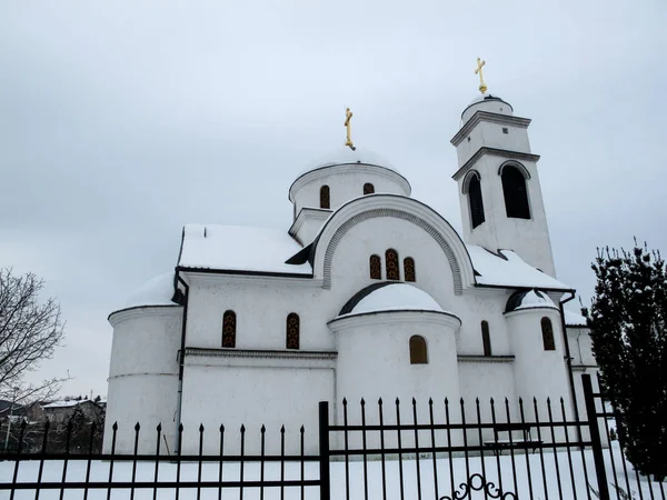 Сербская церковь в снегу — стоковое фото