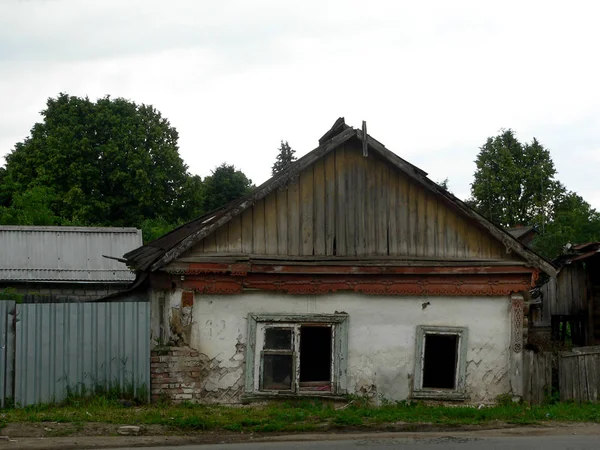Maison abandonnée dans un village — Photo