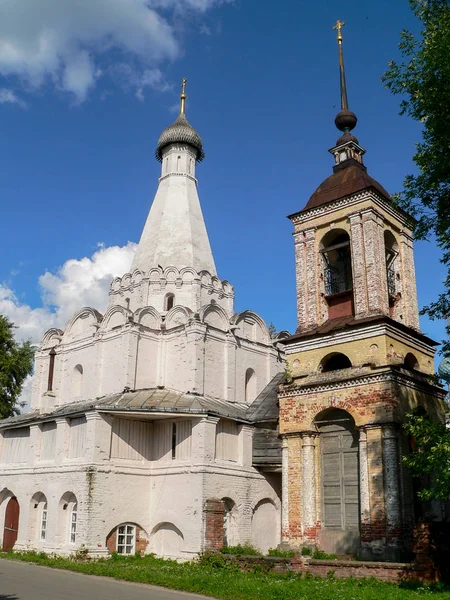 Древнерусская церковь в лесу — стоковое фото