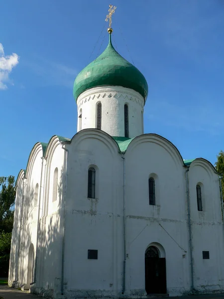 Antigua iglesia rusa en el bosque —  Fotos de Stock