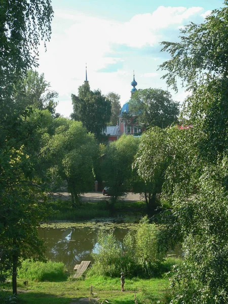 Древнерусская церковь в лесу — стоковое фото