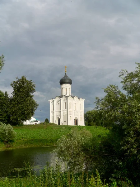 Старая церковь в зеленом поле — стоковое фото