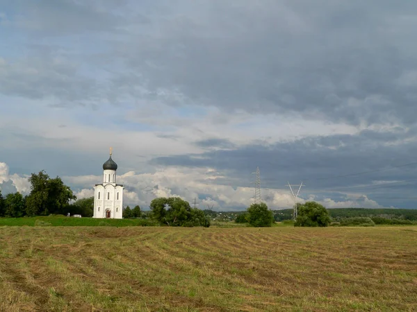 Iglesia vieja en un campo verde — Foto de Stock