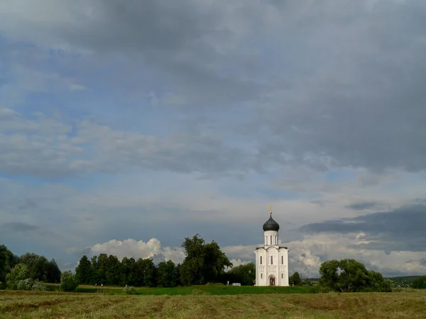 Gamla kyrkan i ett grönt fält — Stockfoto