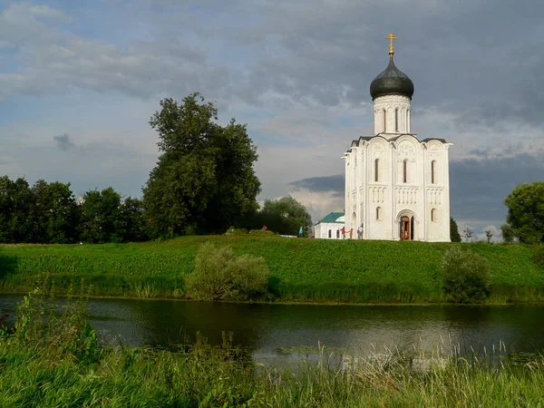 Старая церковь в зеленом поле — стоковое фото