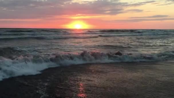 Coucher de soleil sur la mer orageuse — Video