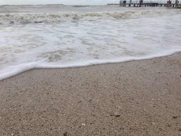 ビーチ側に海の波の泡 ビーチで静かな海の波 — ストック写真