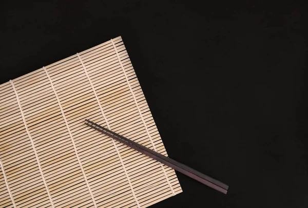 Chopsticks em matt de bambu. Leste asiático — Fotografia de Stock
