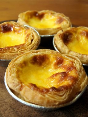 Ahşap arka plan üzerinde yumurta tart