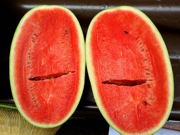 Färskt saftigt vattenmelon — Stockfoto