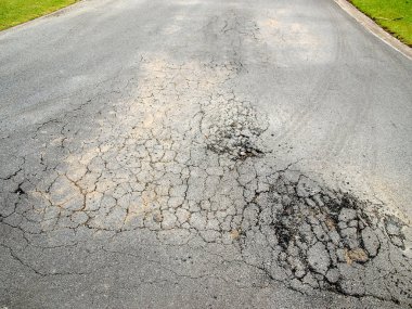 Çatlak asfalt yol