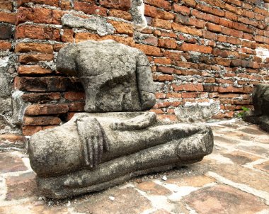 Buda heykeli harabe
