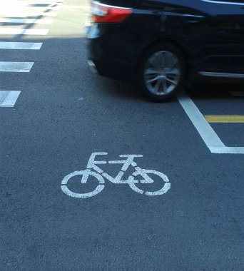 Araba ile bisiklet şeridi