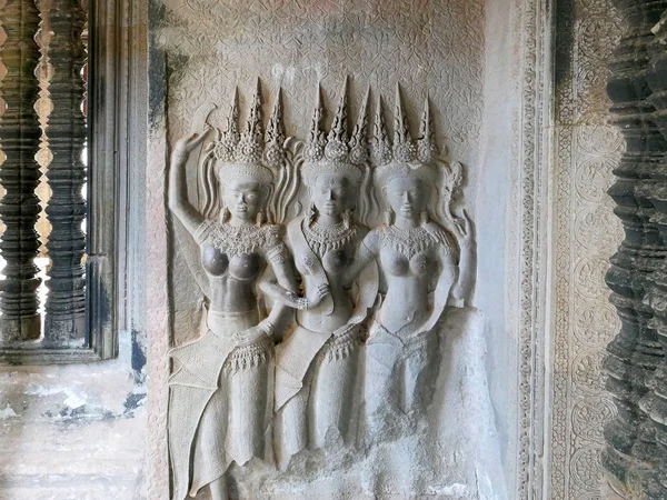 Apsara dancers on wall inside Angkor Wat — Stock Photo, Image