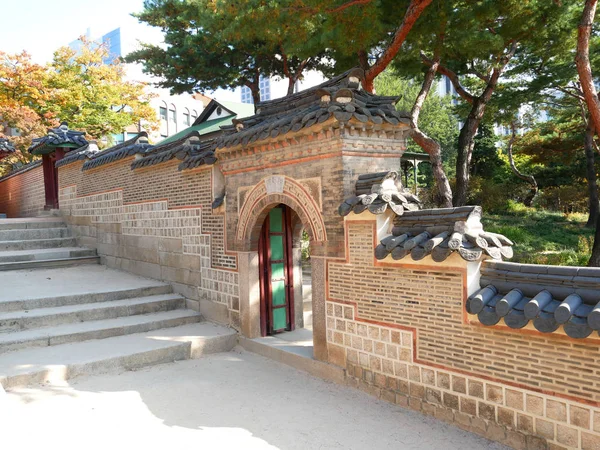 duvar ve kapı Deoksugung Sarayı'nda