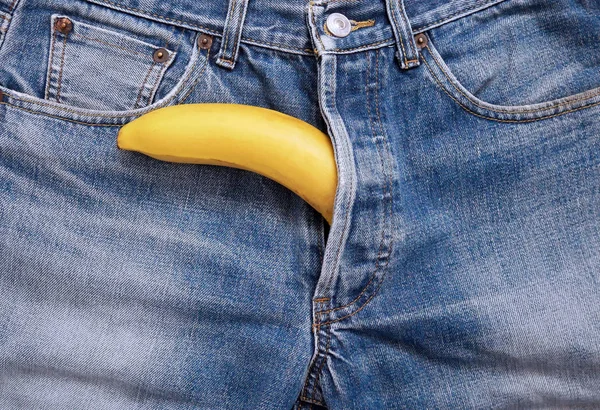 Banane en jeans comme pénis homme . — Photo