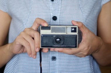 Retro kamera ile fotoğraf çekme.