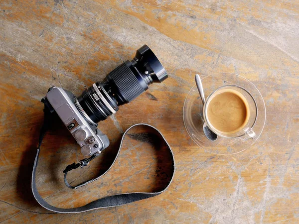 Digitalkamera med kopp kaffe. — Stockfoto