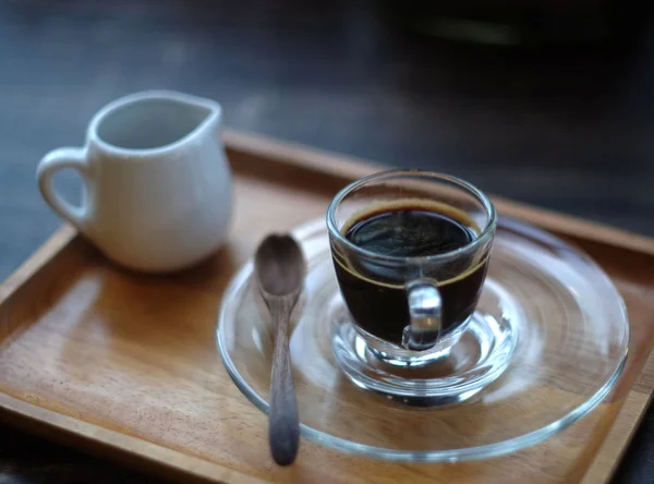 Tasse Espresso auf dunklem Hintergrund. — Stockfoto