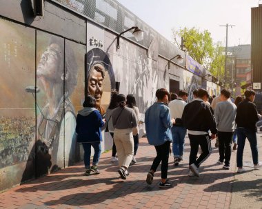 Daegu, Güney Kore - 5 Nisan 2019: Kim Kwang Seok Memorial Caddesi 'ne turist ziyareti. Şarkıcı Kim Kwang Seok 'un anısına bir sokaktır. Güney Kore 'nin Daegu şehrinde bir turistik merkezdir..