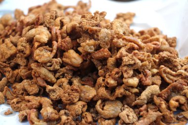 Kızarmış tavuk derisi, kızarmış ya da kızarmış tavuk derisi..