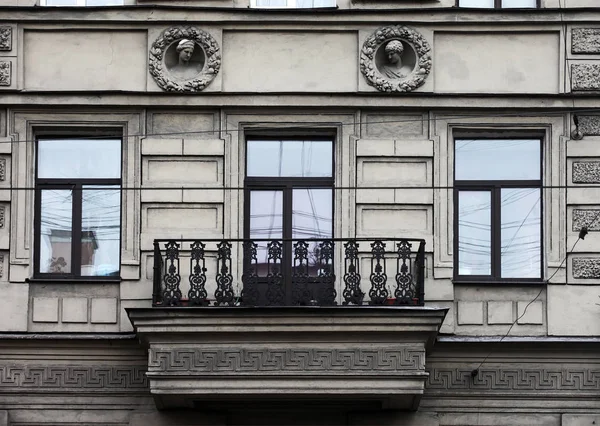 Fasad av gamla byggnad i den historiska staden Stockbild