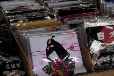 Japon pazarında satılık hediyeler