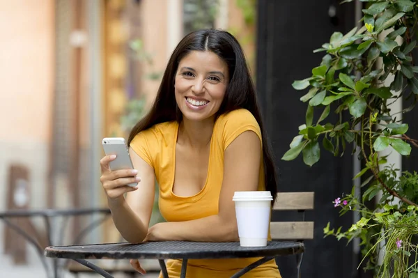 Mulher latina atraente com telefone inteligente — Fotografia de Stock