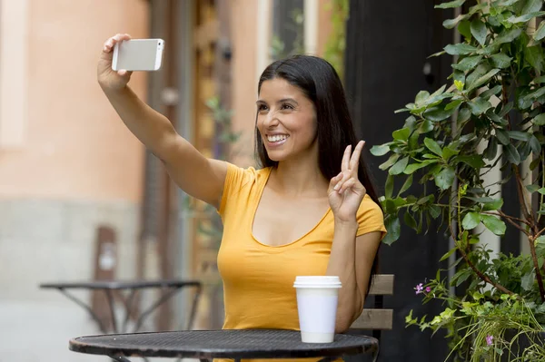 Atraente latina mulher falando selfie — Fotografia de Stock