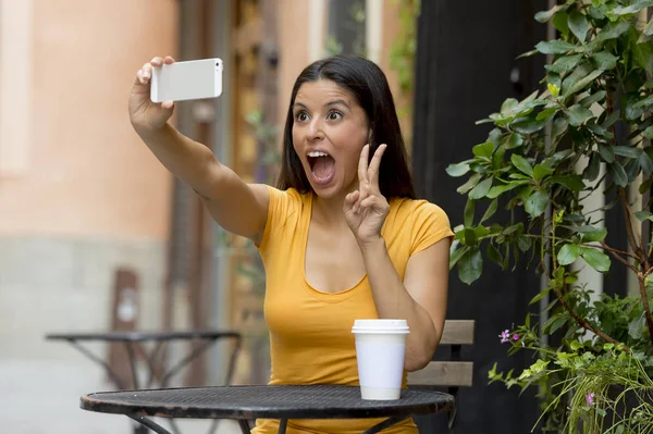 魅力的なラテン女性の selfie の話 — ストック写真