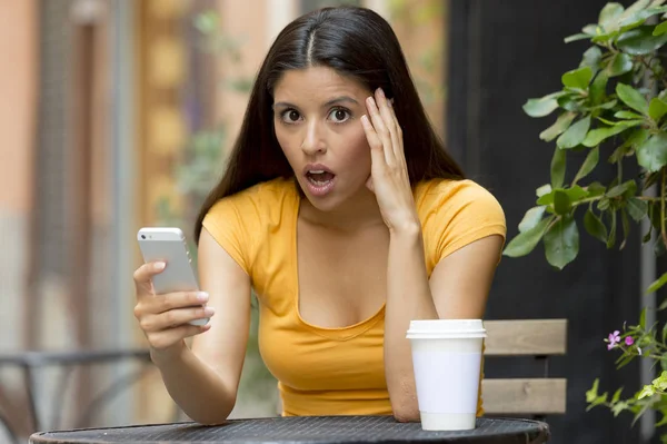 Mulher chocado em seu telefone inteligente — Fotografia de Stock