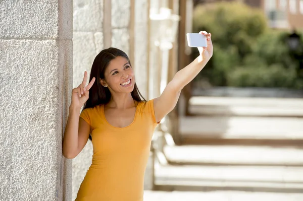 Atractiva mujer latina hablando selfie —  Fotos de Stock