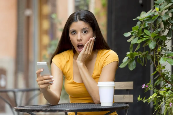 Женщина шокирована своим смартфоном — стоковое фото