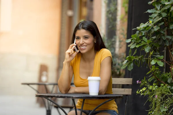 Mulher latina atraente com telefone inteligente — Fotografia de Stock