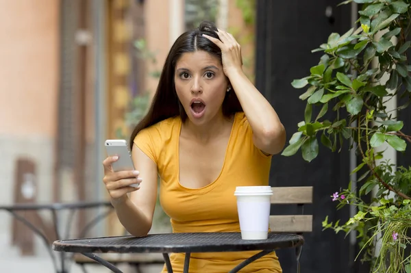 Жінка шокувала свій смартфон — стокове фото