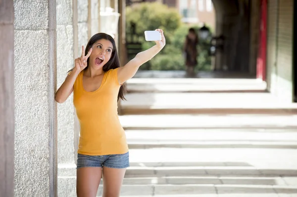 Atraente latina mulher falando selfie — Fotografia de Stock