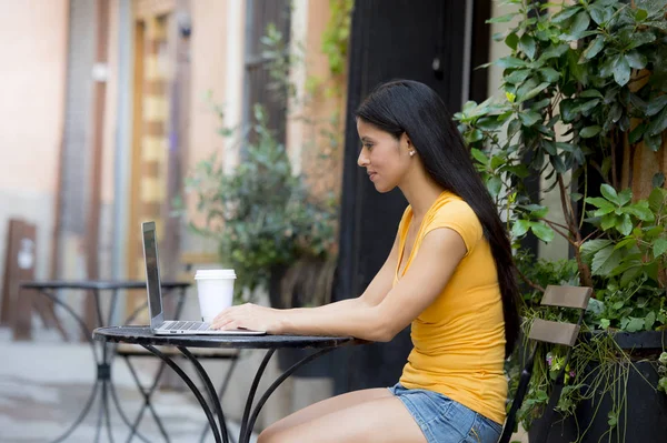 Latin nő dolgozik laptop — Stock Fotó